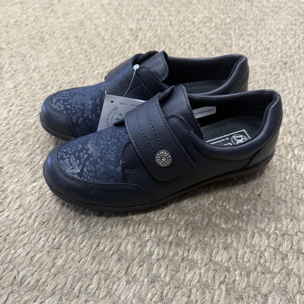 DB Shoes Royston Navy Leather Flower Stretch